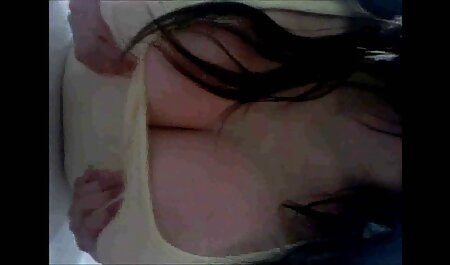 زیبایی لزبین قرار دادن کانال عکس های سکسی در تلگرام یک دختر در یک بند در